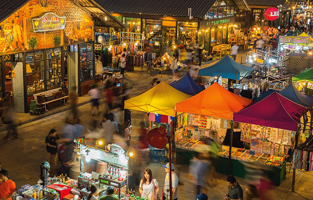 Talad Rot Fai. Image © Tourism Authority of Thailand